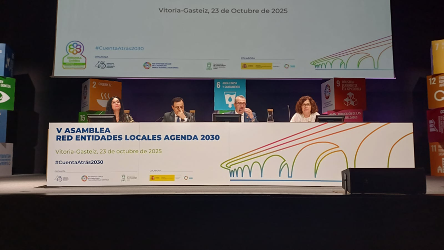 La Xarxa d’Entitats Locals per a l’Agenda 2030 va celebrar la seva V Assemblea els dies 22 i 23 d’octubre a Vitòria-Gasteiz. La trobada, organitzada per la FEMP amb la col·laboració de l’Ajuntament de Vitòria-Gasteiz, va reunir representants polítics i tècnics de tot l’Estat sota el lema “Reforçant des dels governs locals la confiança en l’Agenda 2030”.